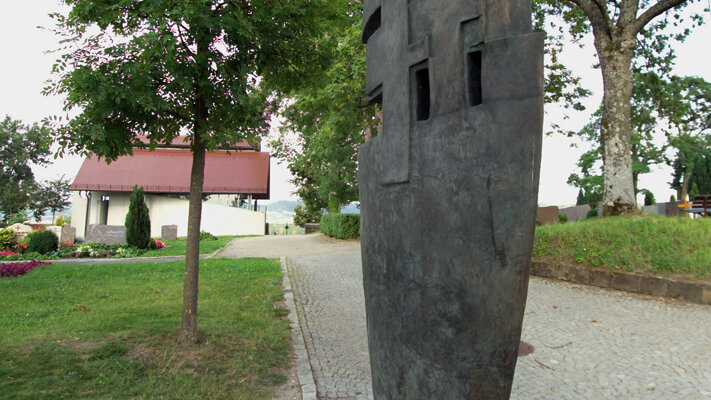 Kunstwerk auf dem Friedhof