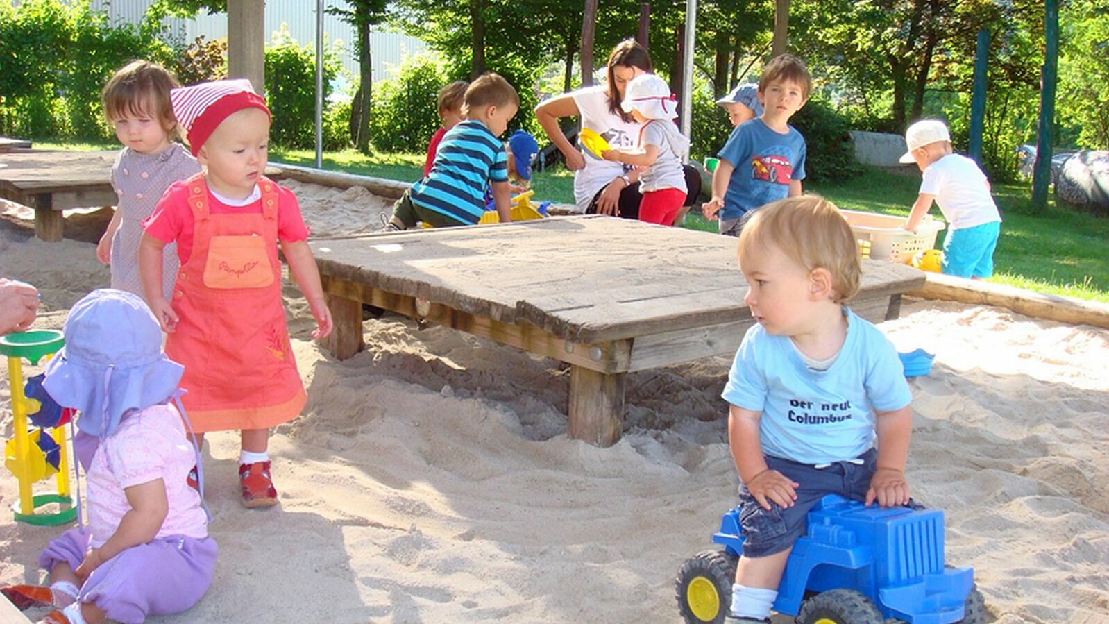 Kinder spielen im Sandkasten