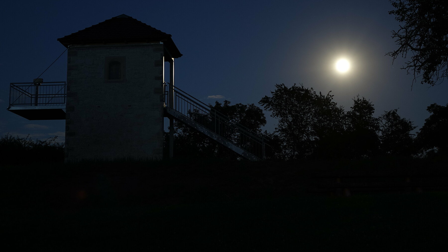 Landturm bei Vollmond